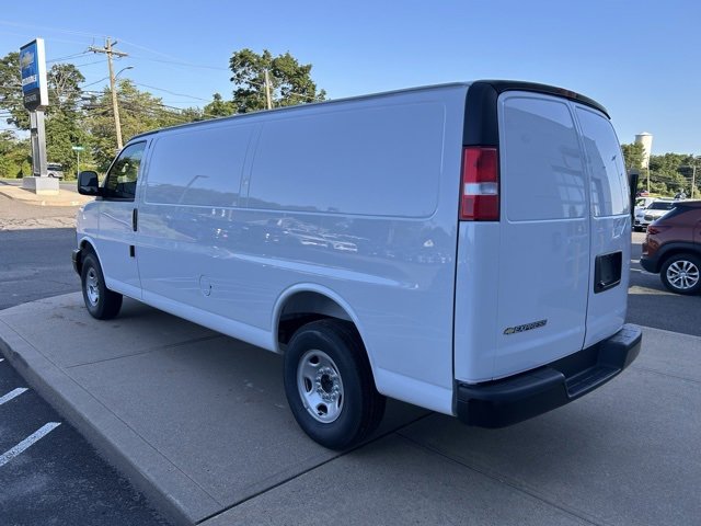 2025 Chevrolet Express Cargo 3500 photo 4
