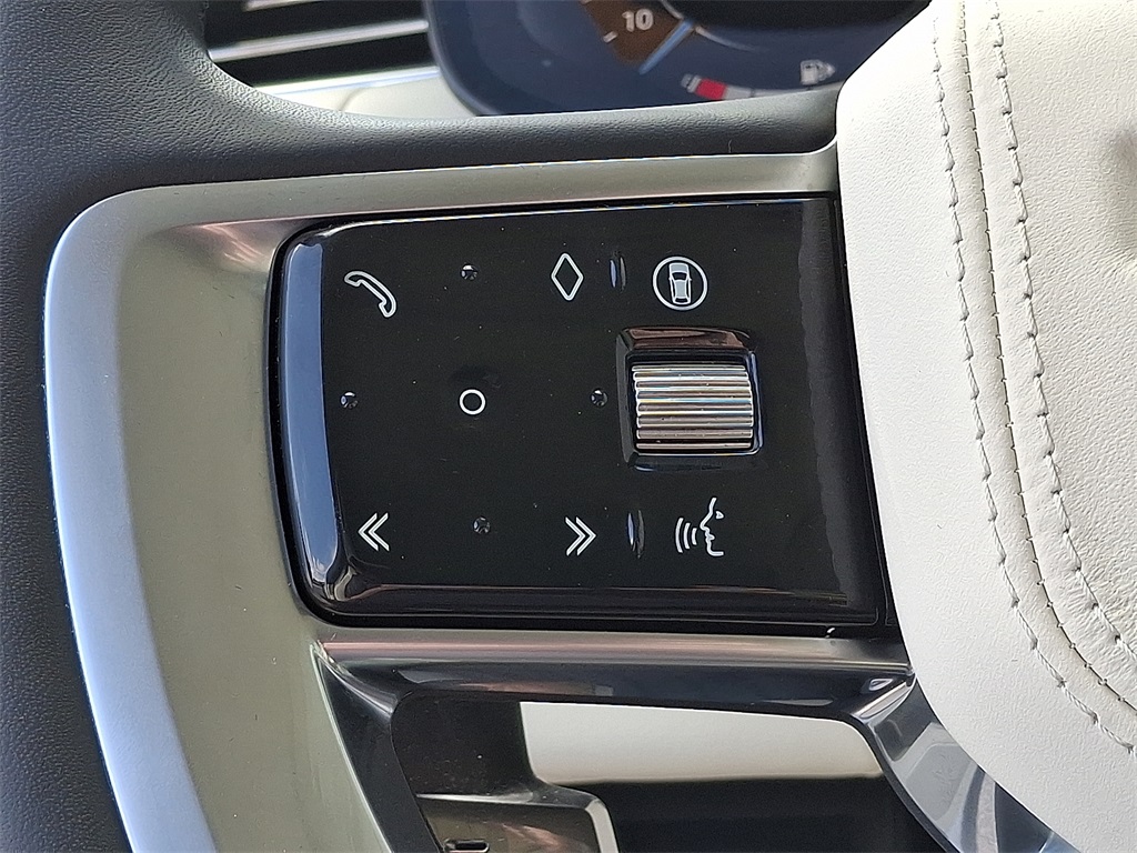 2025 Land Rover Range Rover SE photo 16