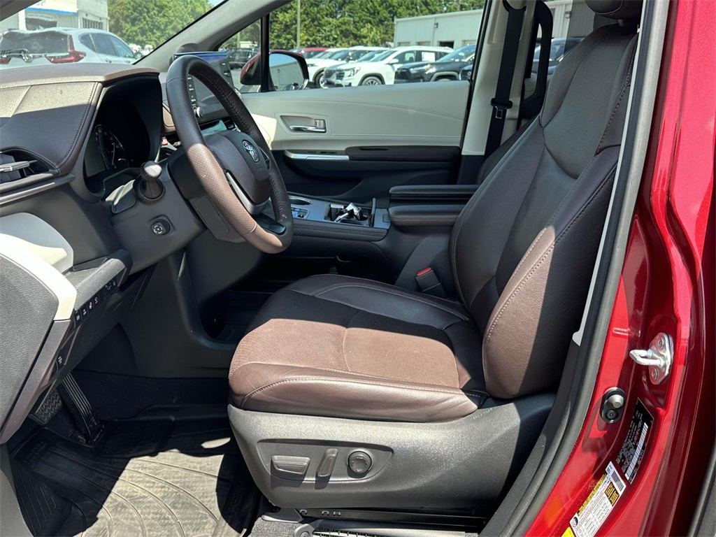 2023 Toyota Sienna Platinum photo 4