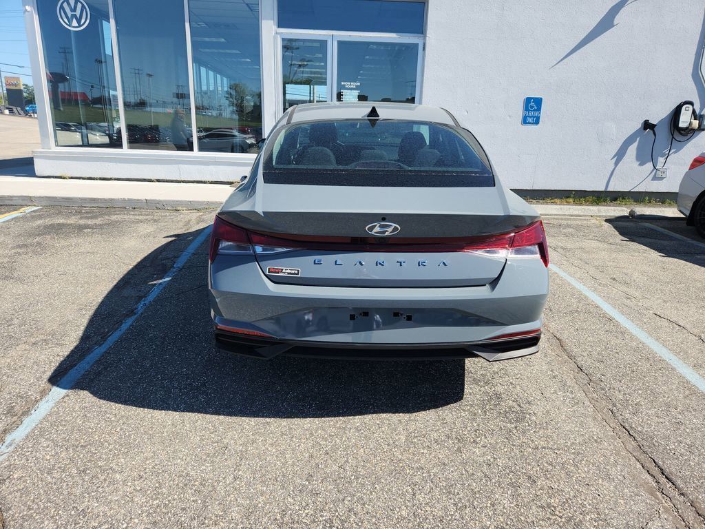 2023 Hyundai Elantra SEL photo 6