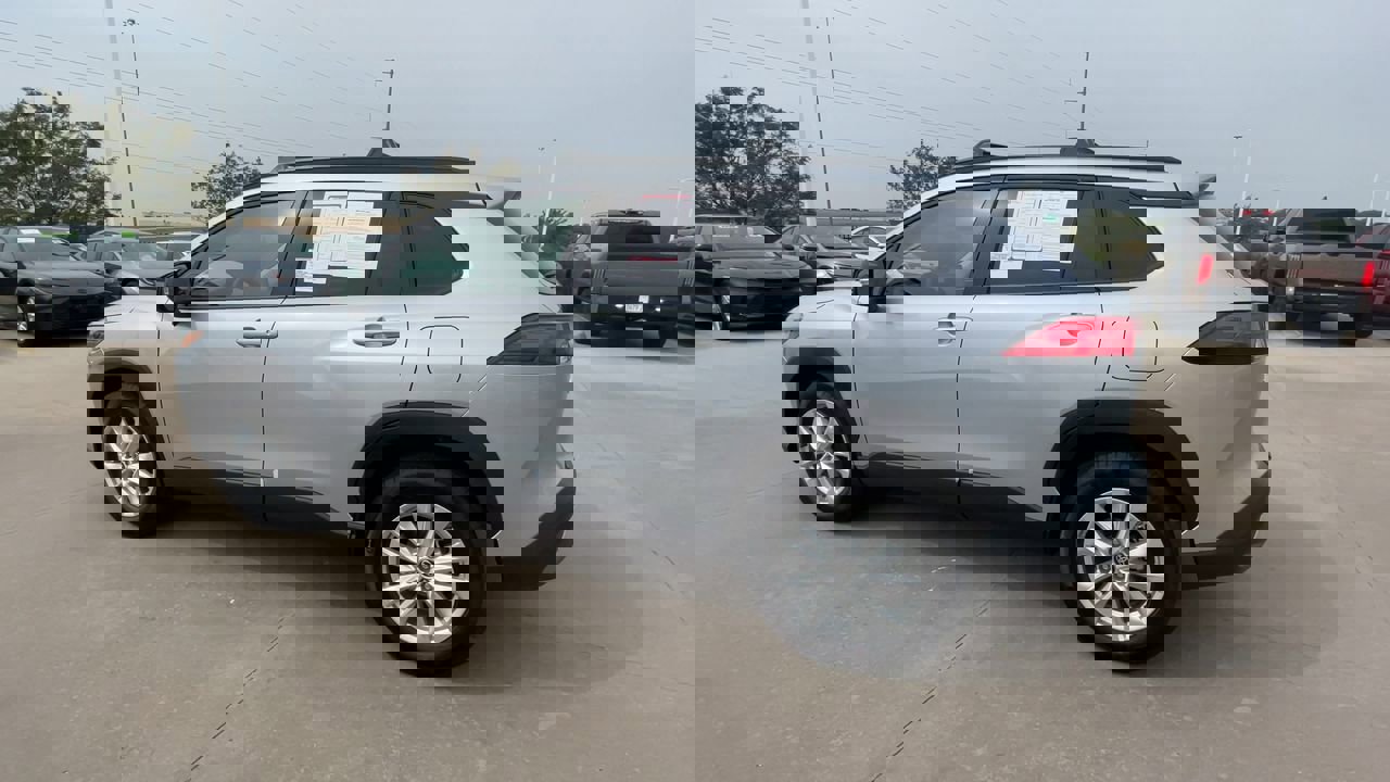 2025 Toyota Corolla Cross LE photo 4