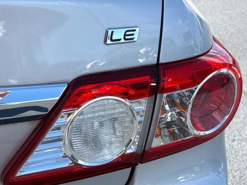 2013 Toyota Corolla LE photo 9