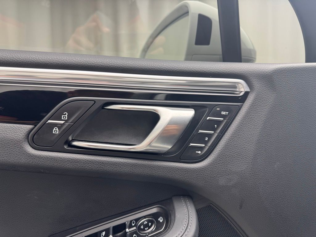 2022 Porsche Macan Base photo 24