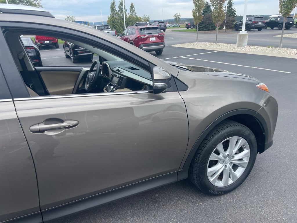 2015 Toyota RAV4 Limited photo 17