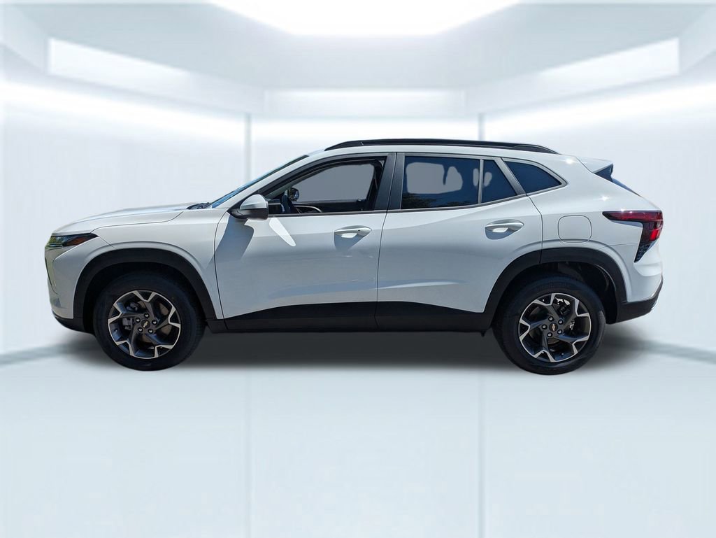 2025 Chevrolet Trax LT photo 2