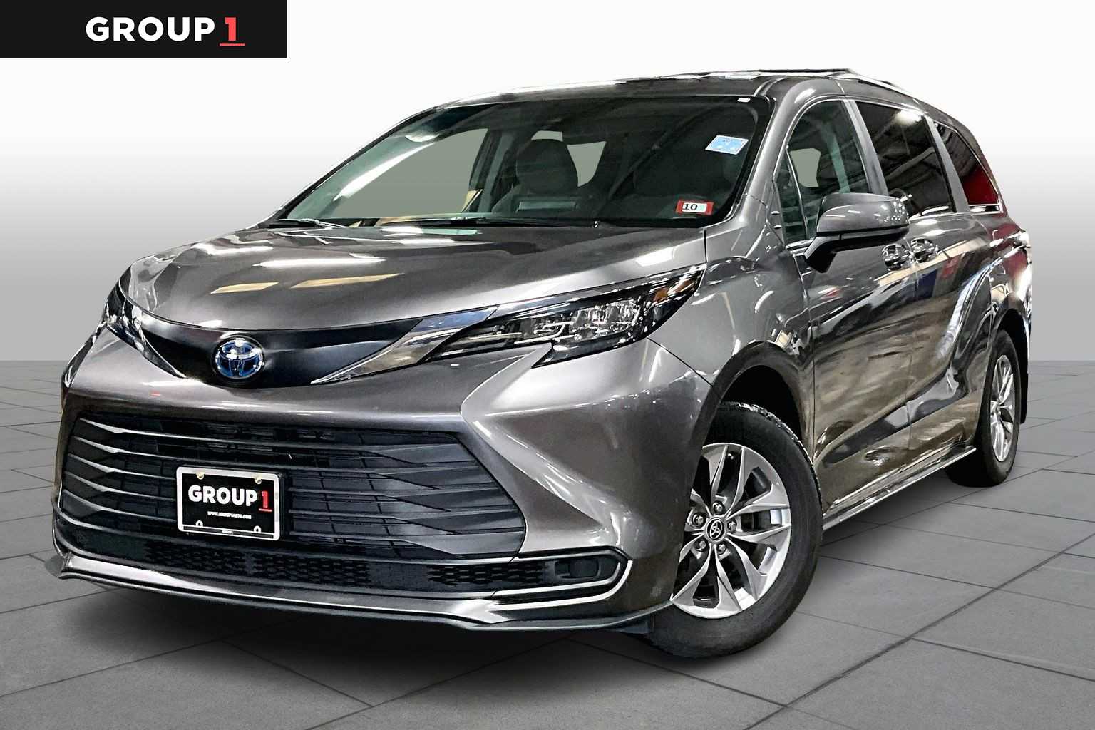 2024 Toyota Sienna LE's photo
