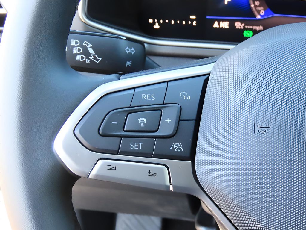 2025 Volkswagen Taos SE photo 28