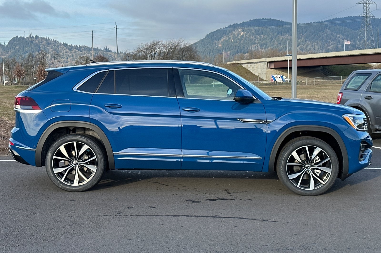 2025 Volkswagen Atlas Cross Sport SEL Premium R-Line photo 2