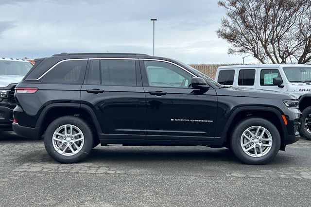 2025 Jeep Grand Cherokee Laredo X photo 3