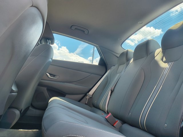 2021 Hyundai Elantra SEL photo 18