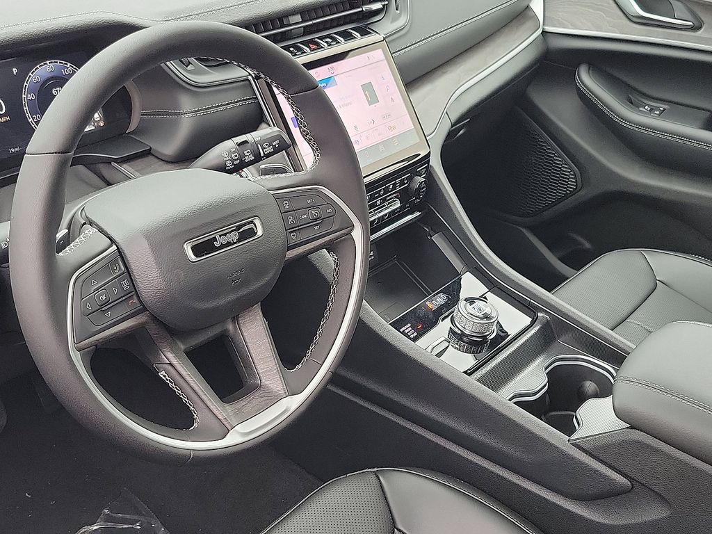 2025 Jeep Grand Cherokee Limited photo 2