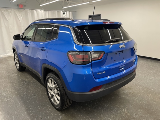 2022 Jeep Compass Latitude Lux photo 3