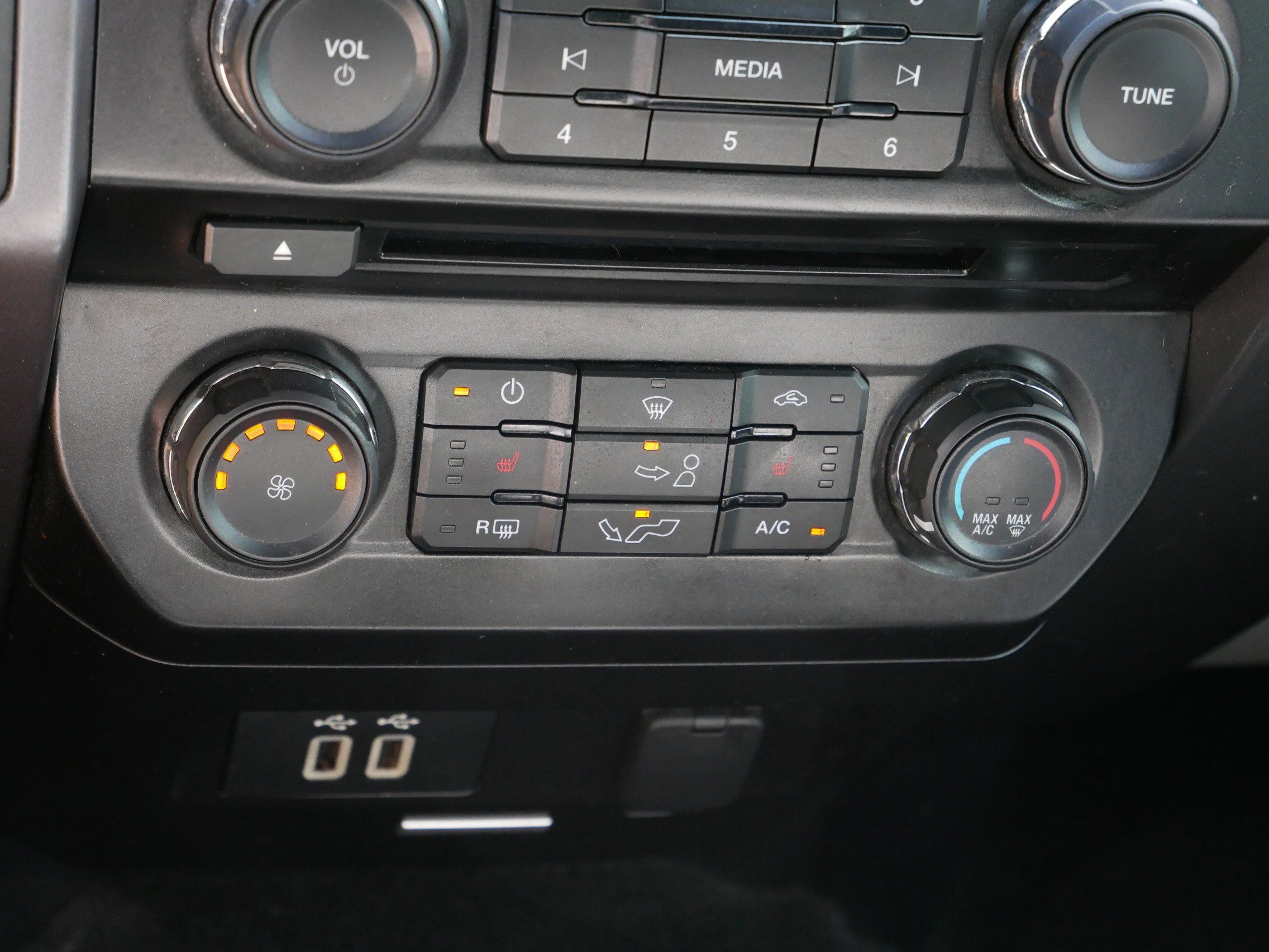 2016 Ford F-150 XLT photo 21