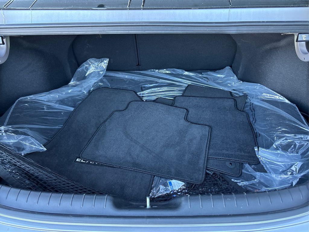 2025 Hyundai Elantra SEL Convenience photo 11
