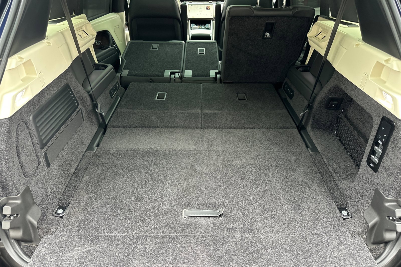 2023 Land Rover Range Rover SE photo 28