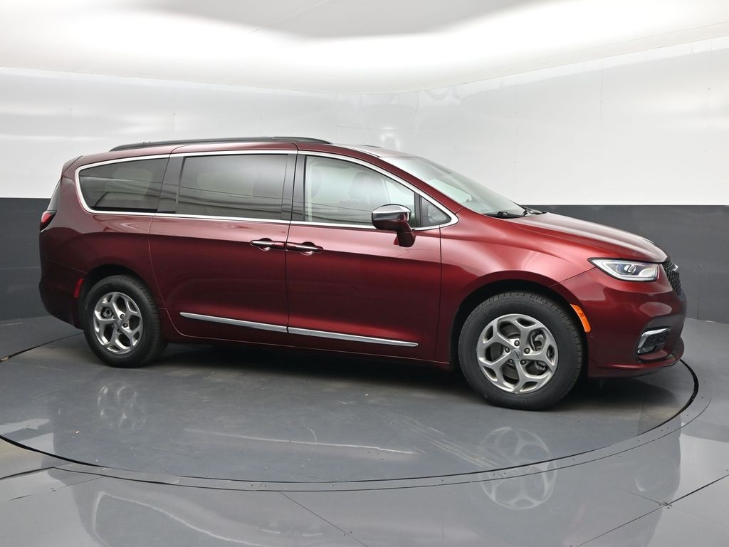 2022 Chrysler Pacifica Limited's photo