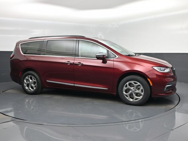 2022 Chrysler Pacifica Limited's photo