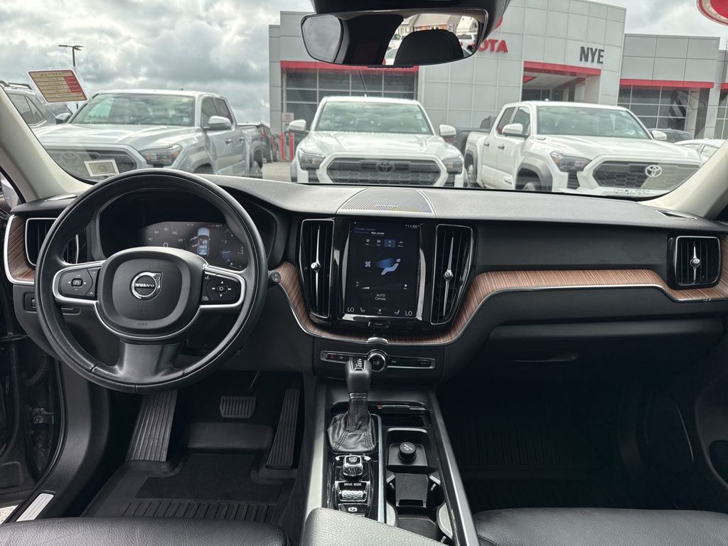 2021 Volvo XC60 T5 Momentum photo 12