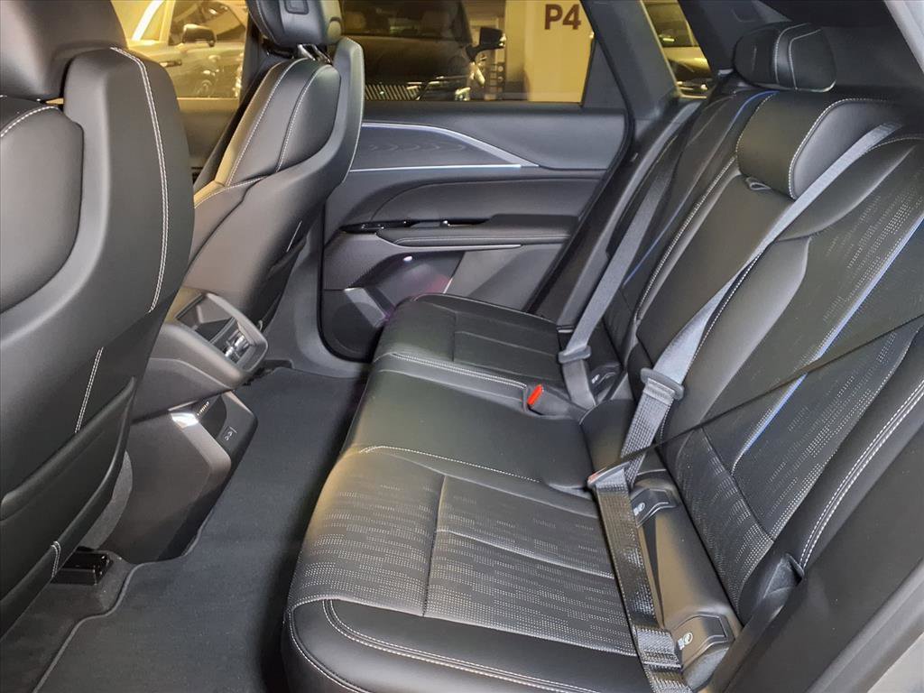 2025 Cadillac Lyriq Luxury photo 13