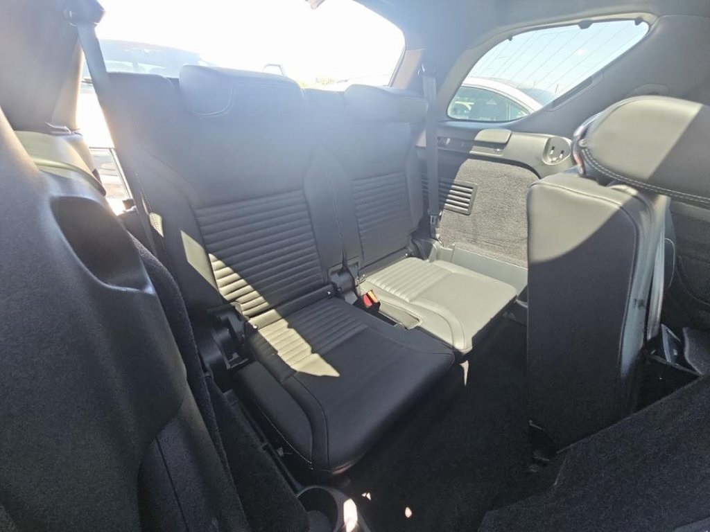 2023 Land Rover Discovery Metropolitan Edition photo 4