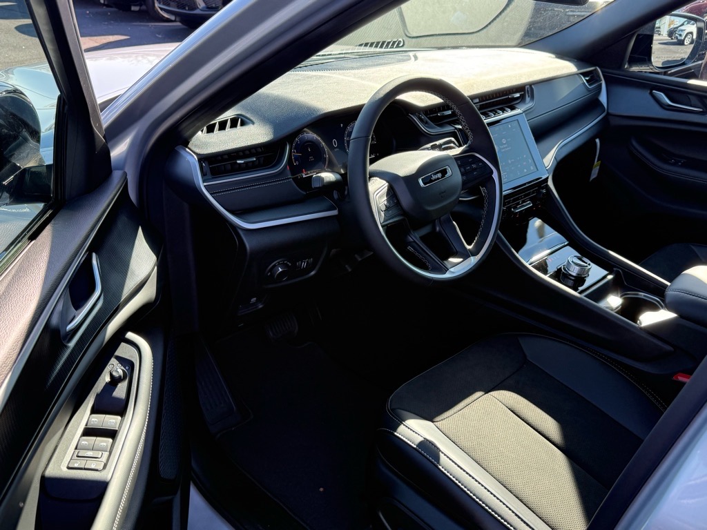 2025 Jeep Grand Cherokee Altitude photo 2