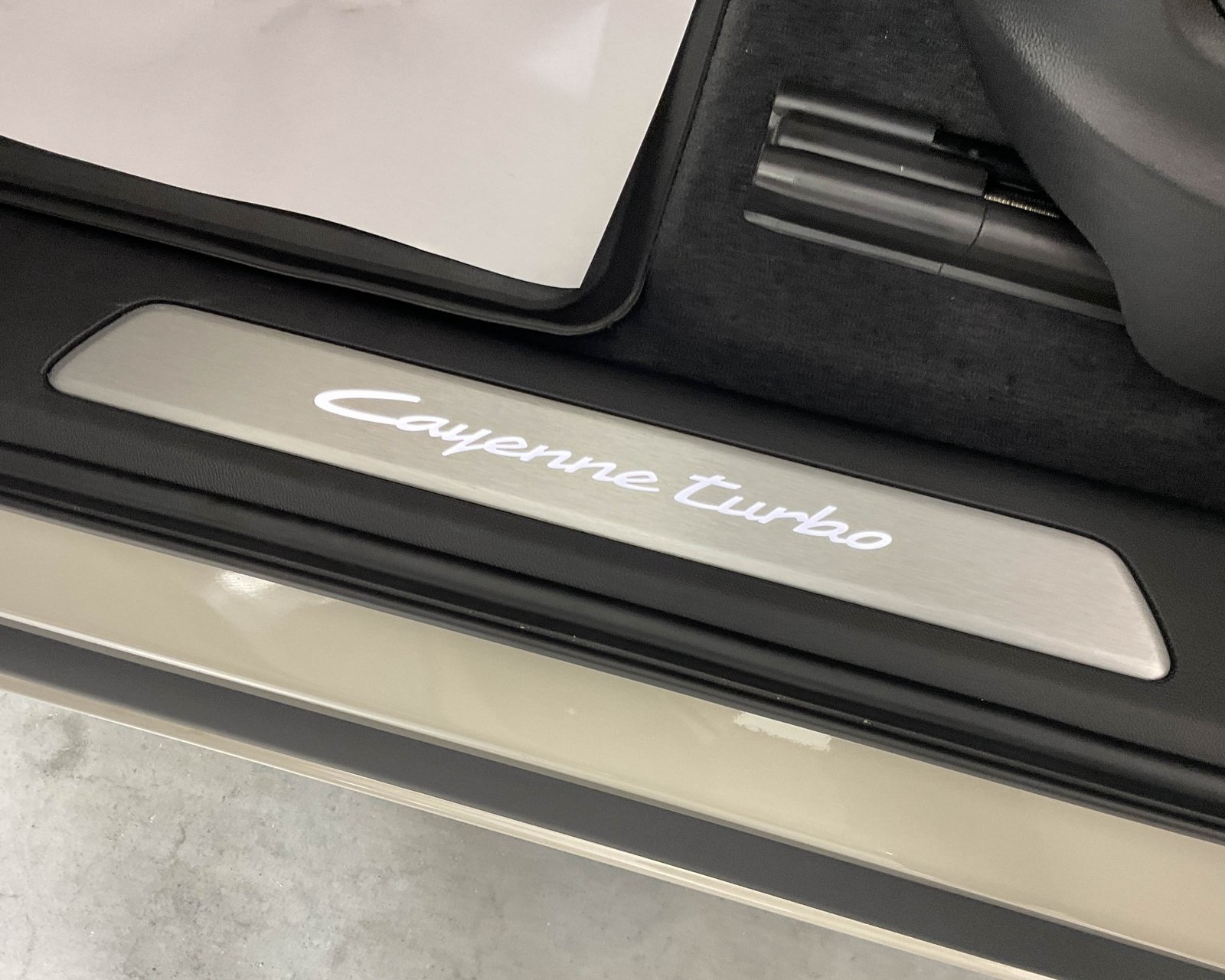 2024 Porsche Cayenne Turbo E-Hybrid photo 14