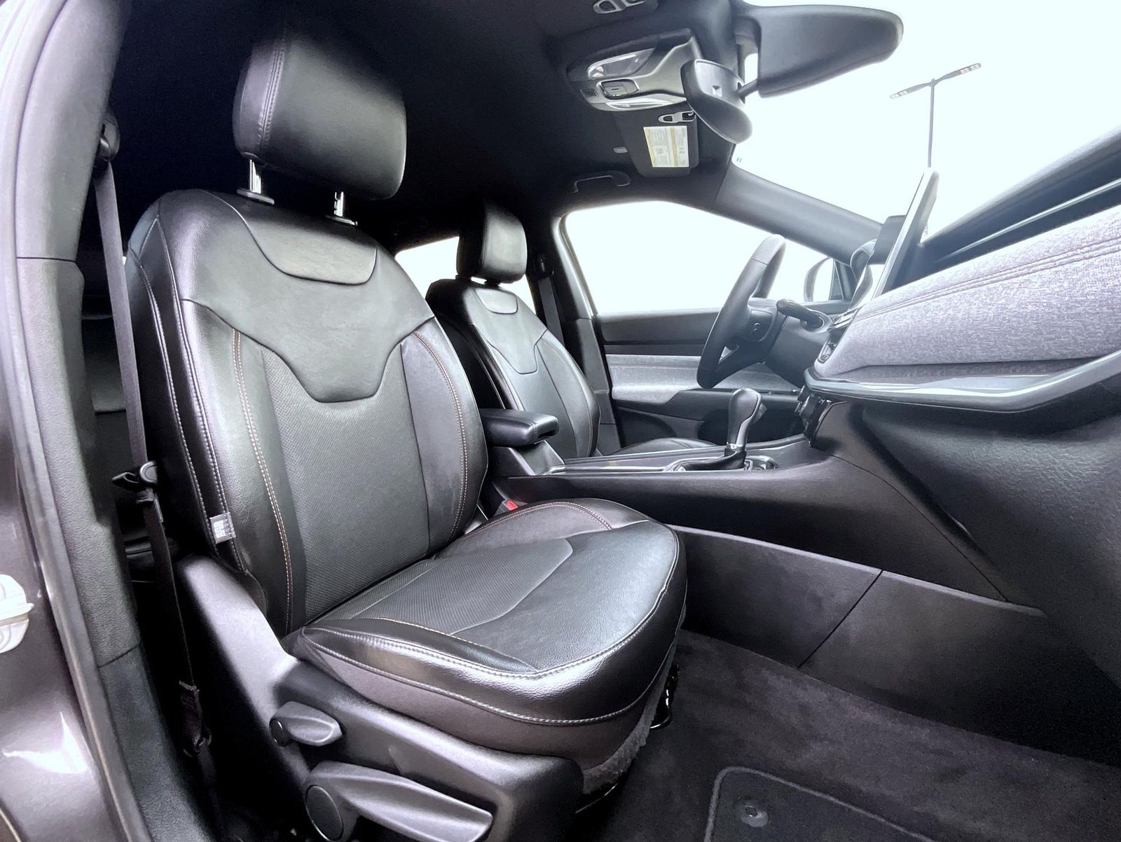 2023 Jeep Compass Latitude Lux photo 16