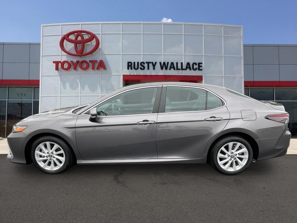 2023 Toyota Camry LE's photo