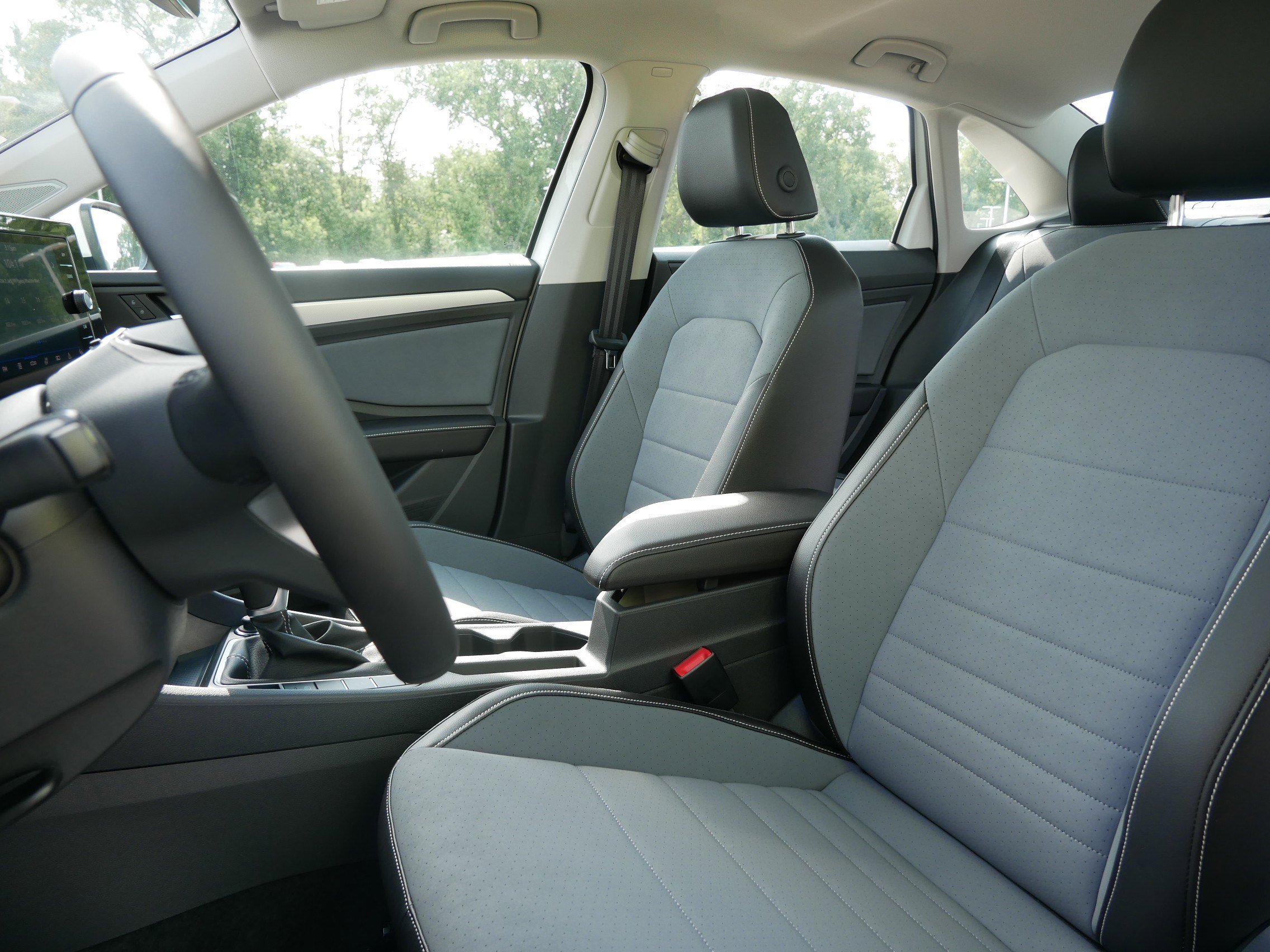 2025 Volkswagen Jetta SE photo 4