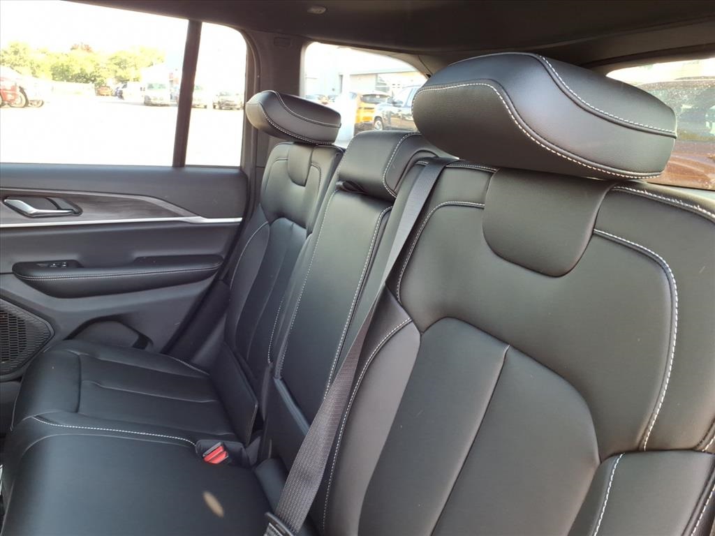 2025 Jeep Grand Cherokee Limited photo 9