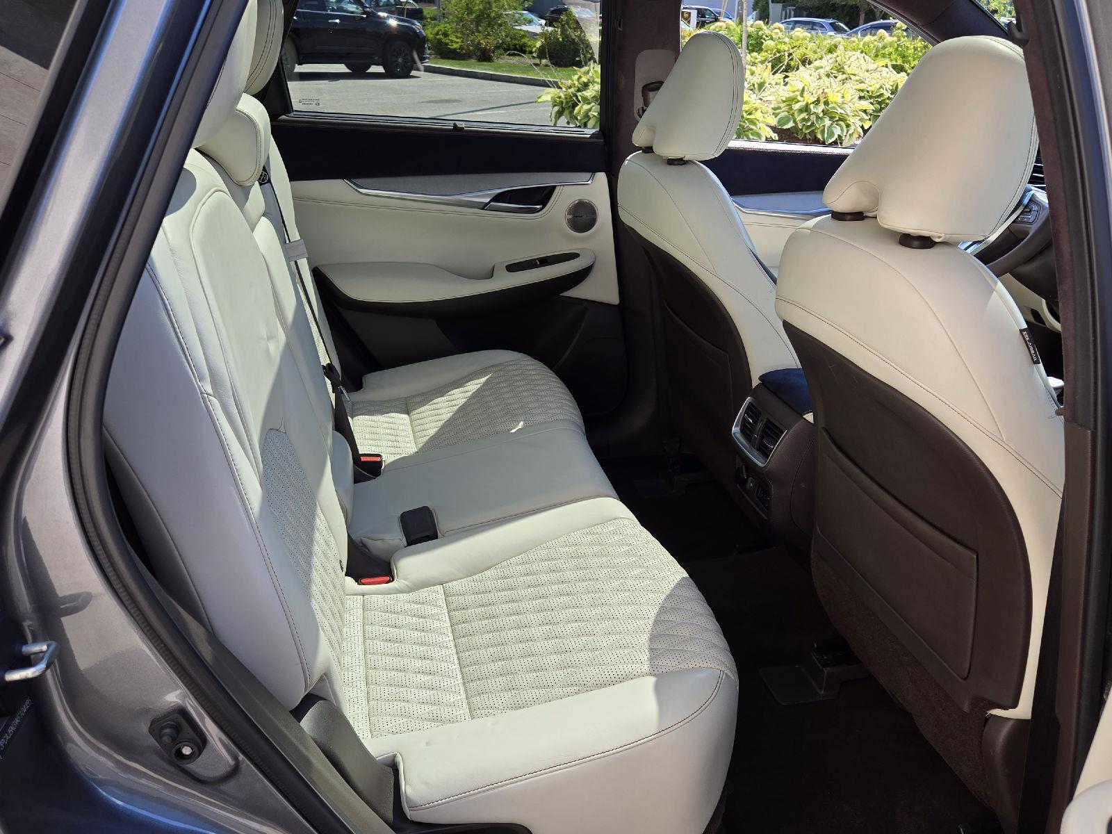 2019 Infiniti QX50 Essential photo 17