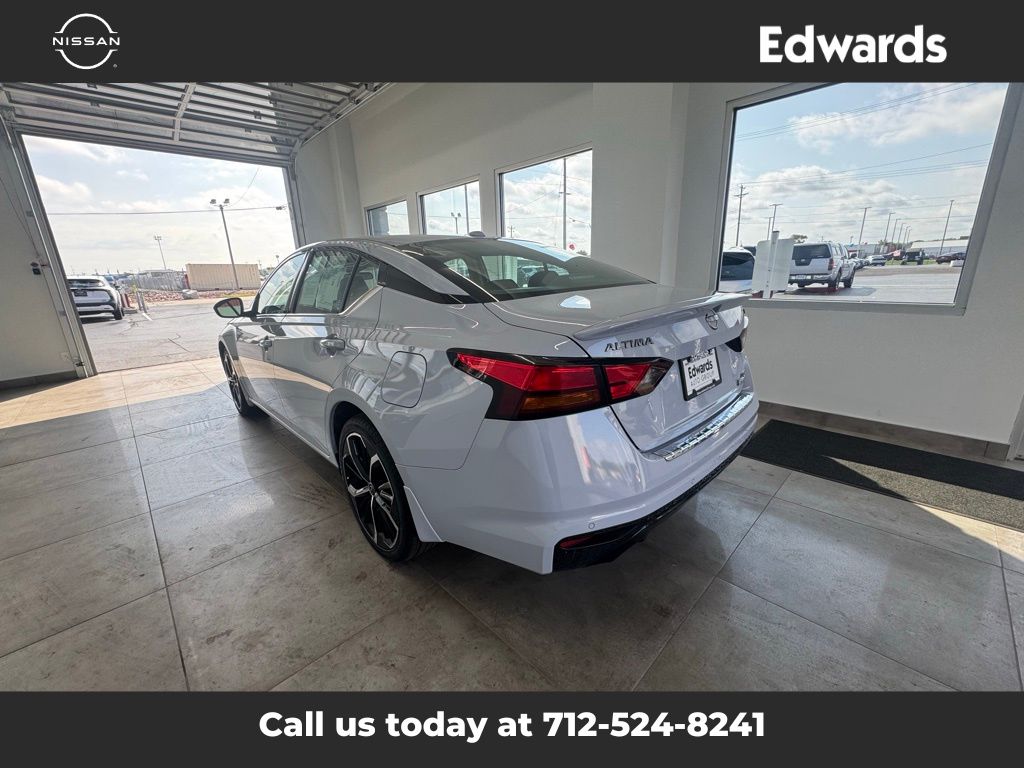 2023 Nissan Altima 2.5 SR photo 7