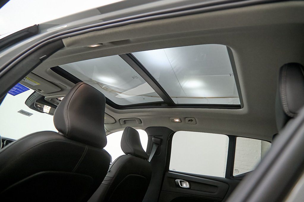 2025 VOLVO XC40 - Image 16