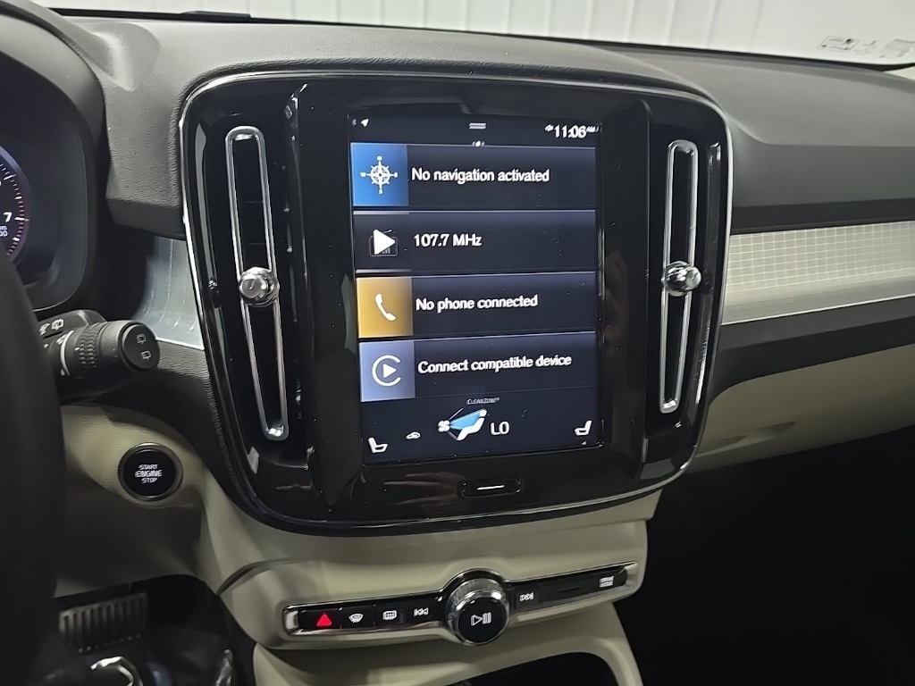 2022 Volvo XC40 Momentum photo 23