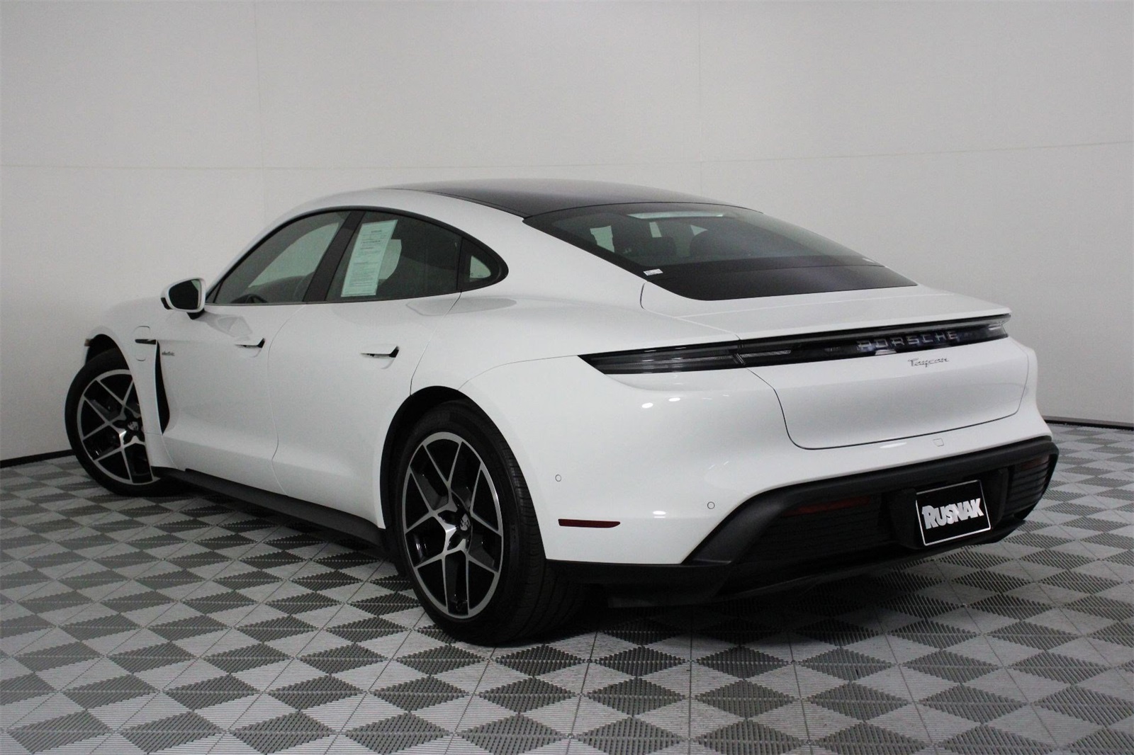 2025 Porsche Taycan photo 3