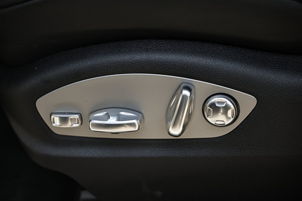 2024 Porsche Macan T photo 24