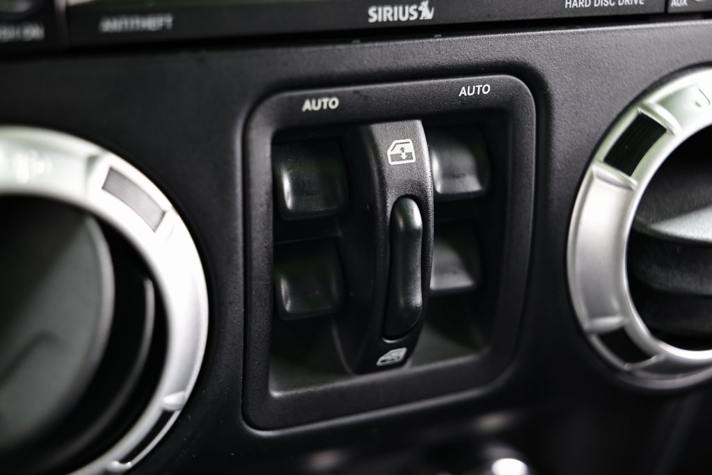 2013 Jeep Wrangler Unlimited Sahara photo 35