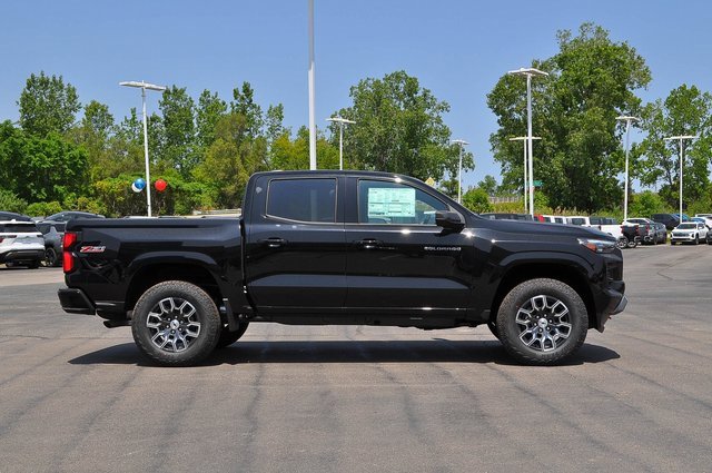 2025 Chevrolet Colorado Z71 photo 2