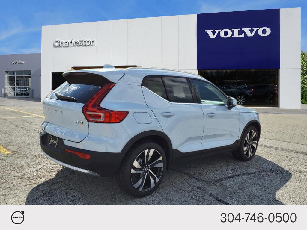 2025 Volvo XC40 photo 3