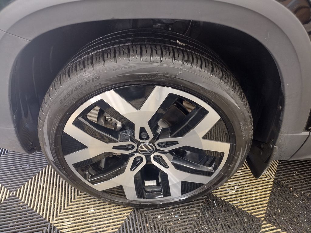 2023 Volkswagen Taos SEL photo 3