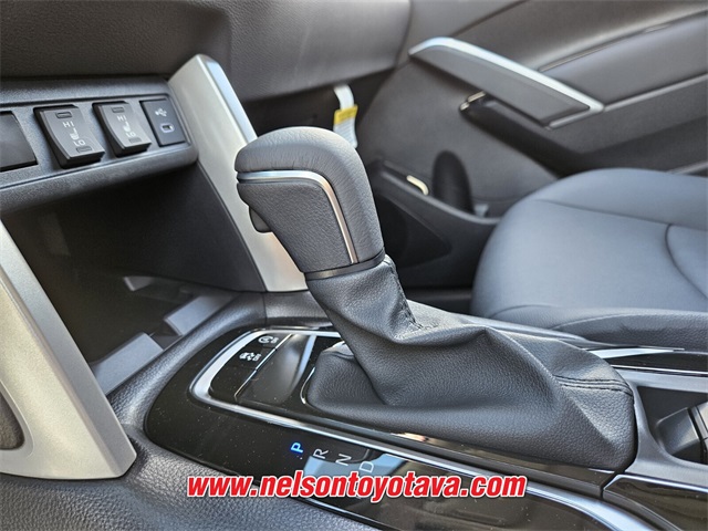 2025 Toyota Corolla Cross XLE photo 12