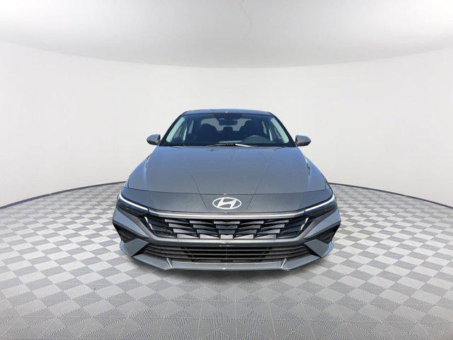 2025 Hyundai Elantra SE photo 2