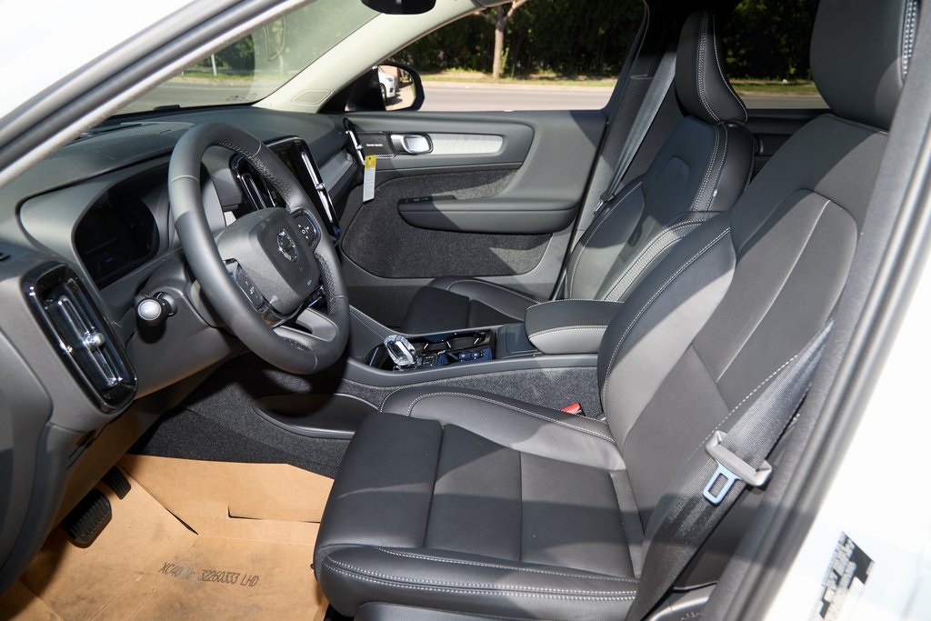 2025 VOLVO XC40 - Image 15