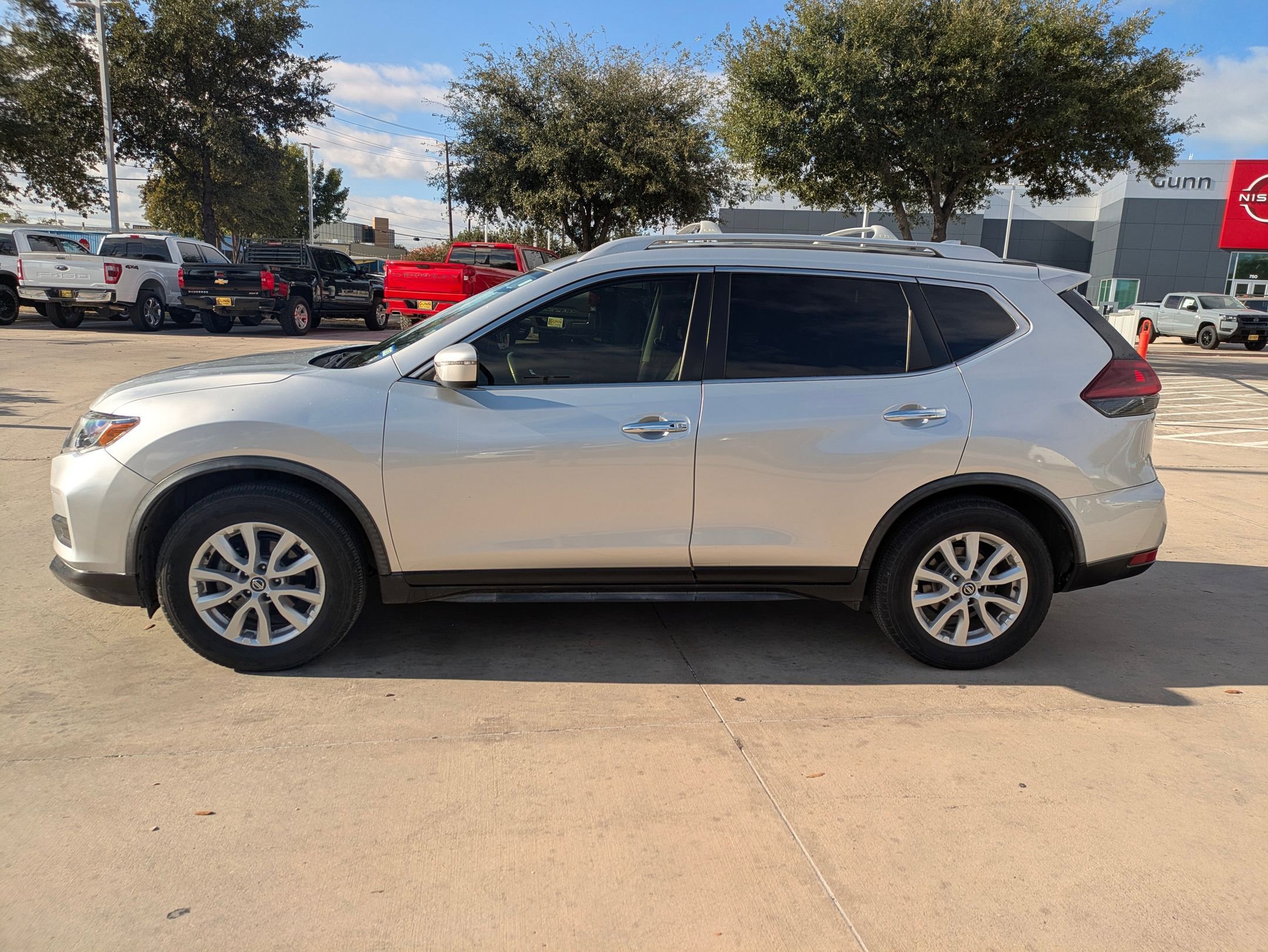 2018 Nissan Rogue SV photo 4