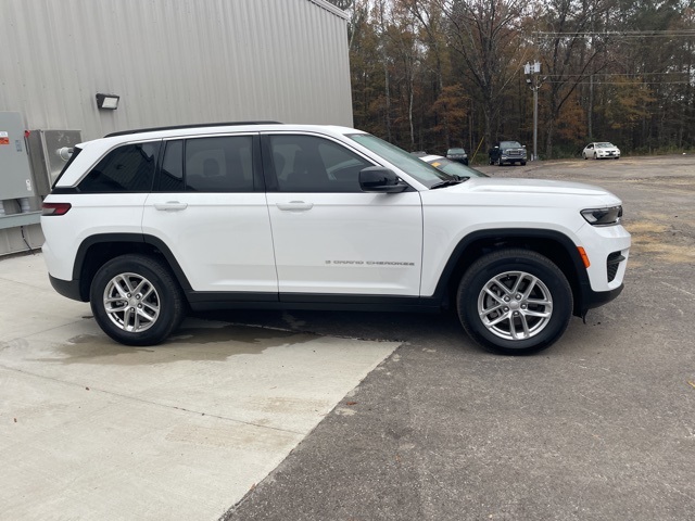 2025 Jeep Grand Cherokee Laredo photo 4