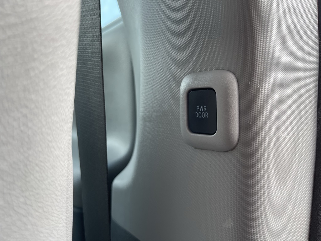 2017 Toyota Sienna XLE photo 32