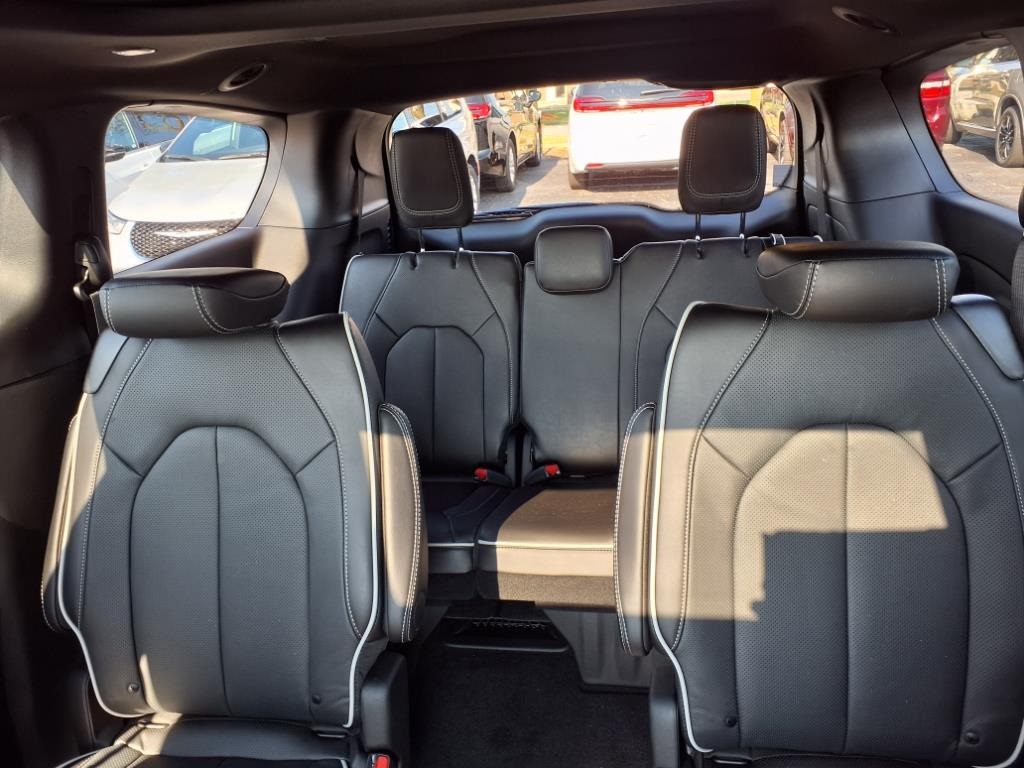 2026 Chrysler Pacifica Limited photo 12