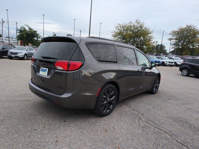 2020 Chrysler Pacifica Red photo 5