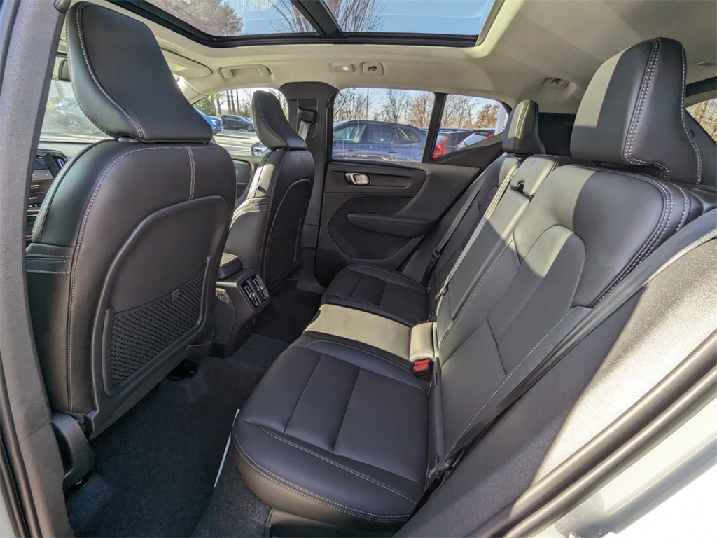 2025 Volvo XC40 Plus photo 6