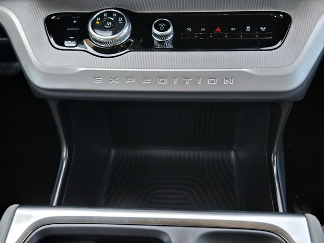 2025 Ford Expedition photo 13